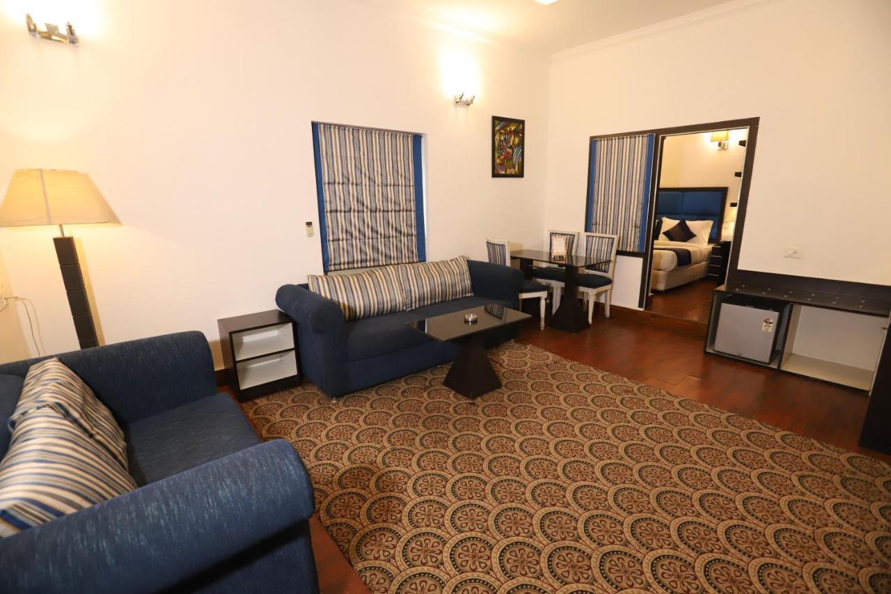 Hotel Capitol Hills - Greater Kailash Delhi New Delhi Exterior photo